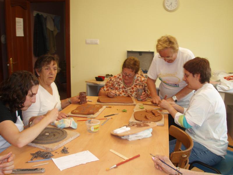 ALUMNAS DE BOO HACIENDO CERAMICA.JPG